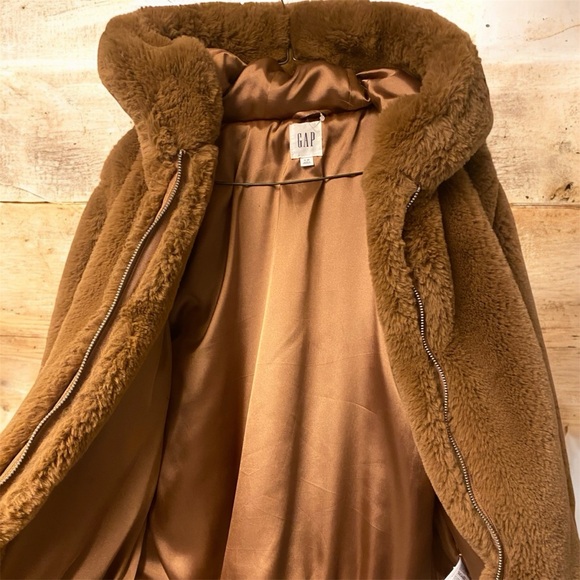 Super soft GAP teddy bear jacket in a rich brown color. - Picture 2 of 9